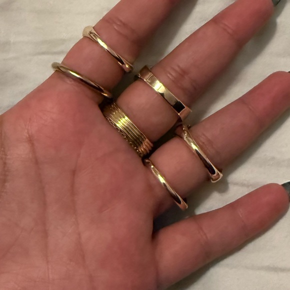 6 Gold Rings - Picture 3 of 3